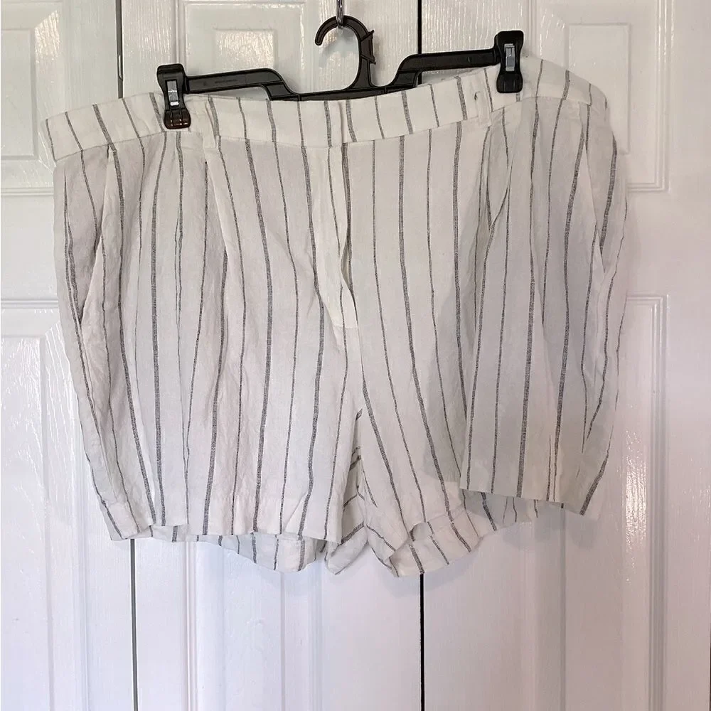Old Navy - Women’s Taylor Extra High Rise Cream & Navy Shorts - 2X